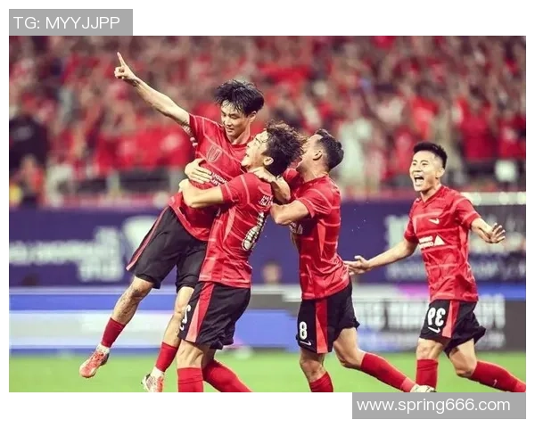 足球激情燃烧赛场，英雄角逐激烈争夺荣耀与梦想